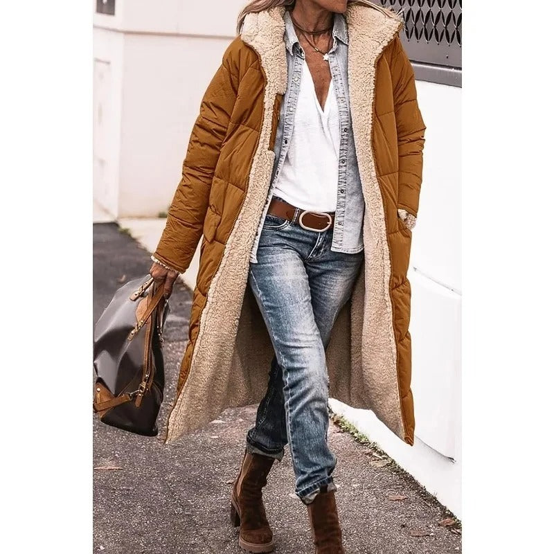 Piumino lungo con cappuccio e fodera in sherpa per donna