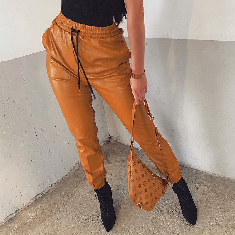Pantaloni jogger a vita elastica in similpelle da donna  