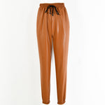 Pantaloni jogger a vita elastica in similpelle da donna  
