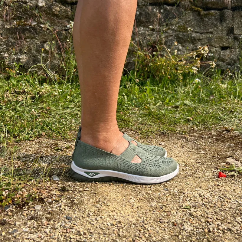 Sneaker comoda e leggera senza lacci in maglia per donna