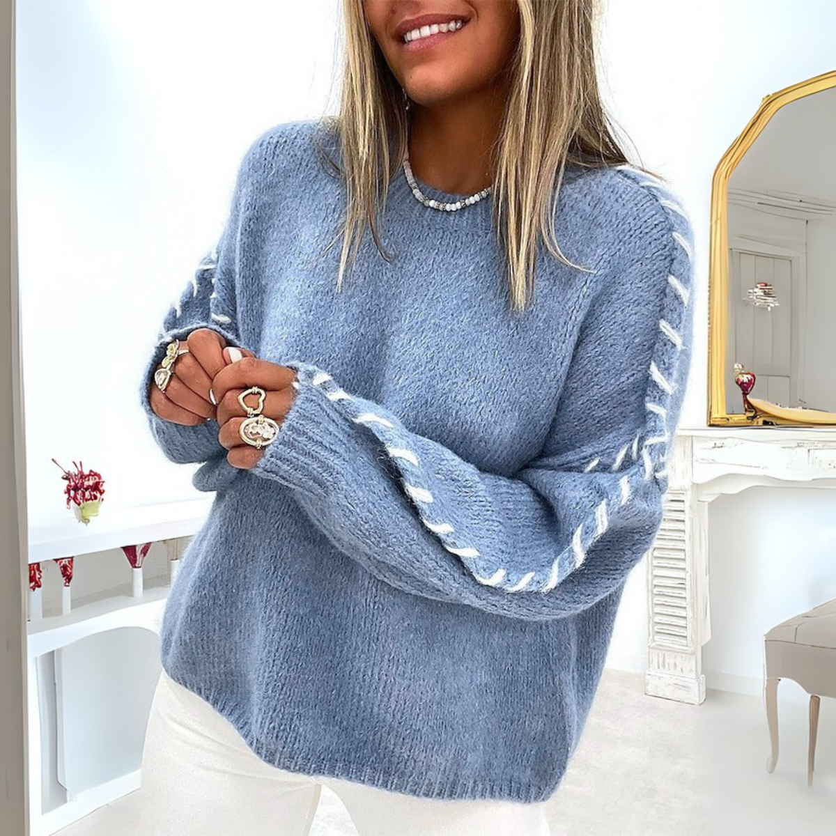 Maglione tinta unita a maniche lunghe e collo tondo, taglio ampio per donna