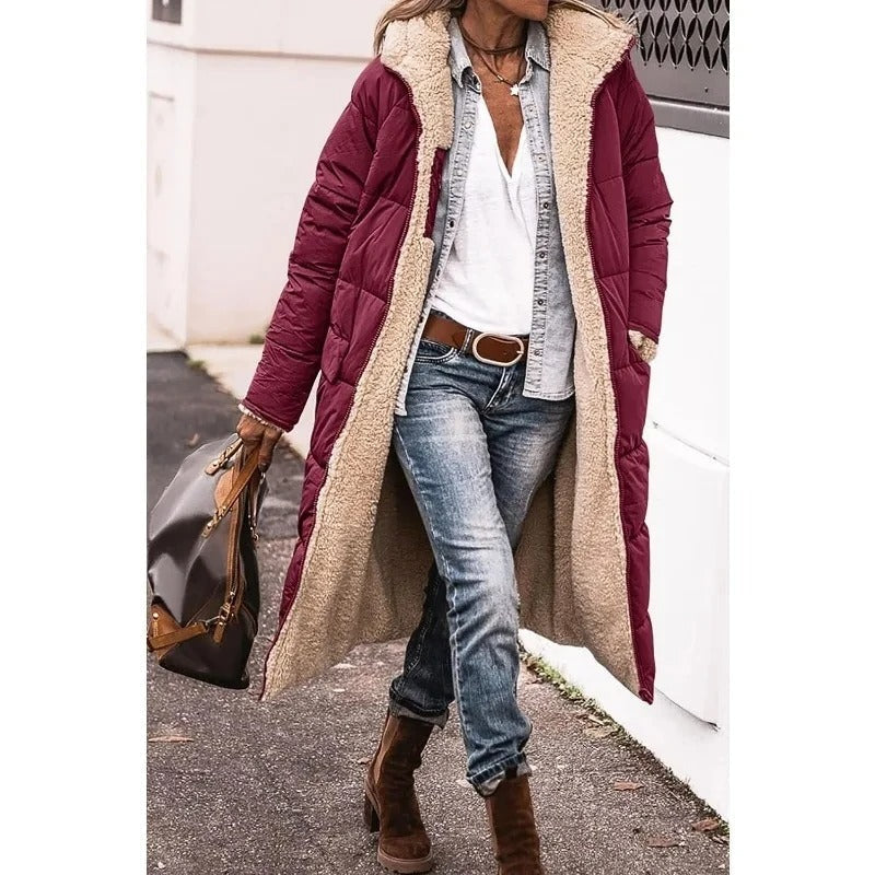 Piumino lungo con cappuccio e fodera in sherpa per donna