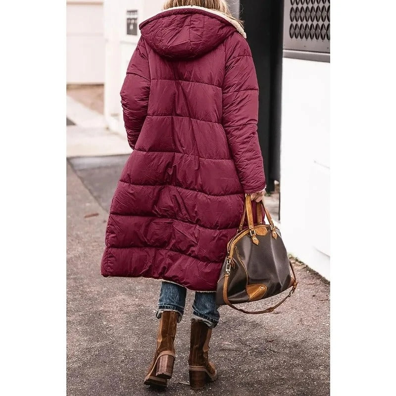 Piumino lungo con cappuccio e fodera in sherpa per donna