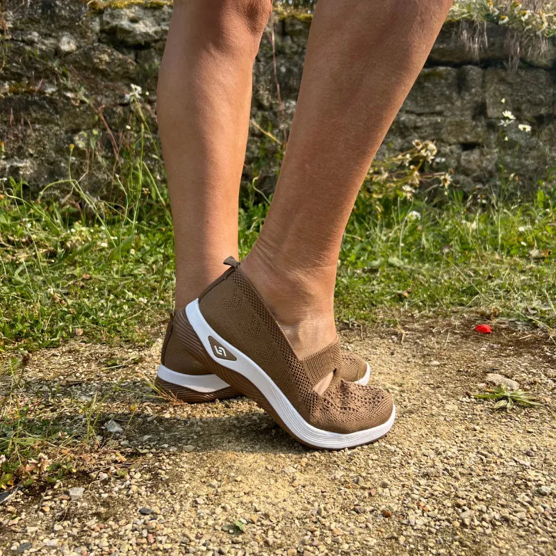 Sneaker comoda e leggera senza lacci in maglia per donna
