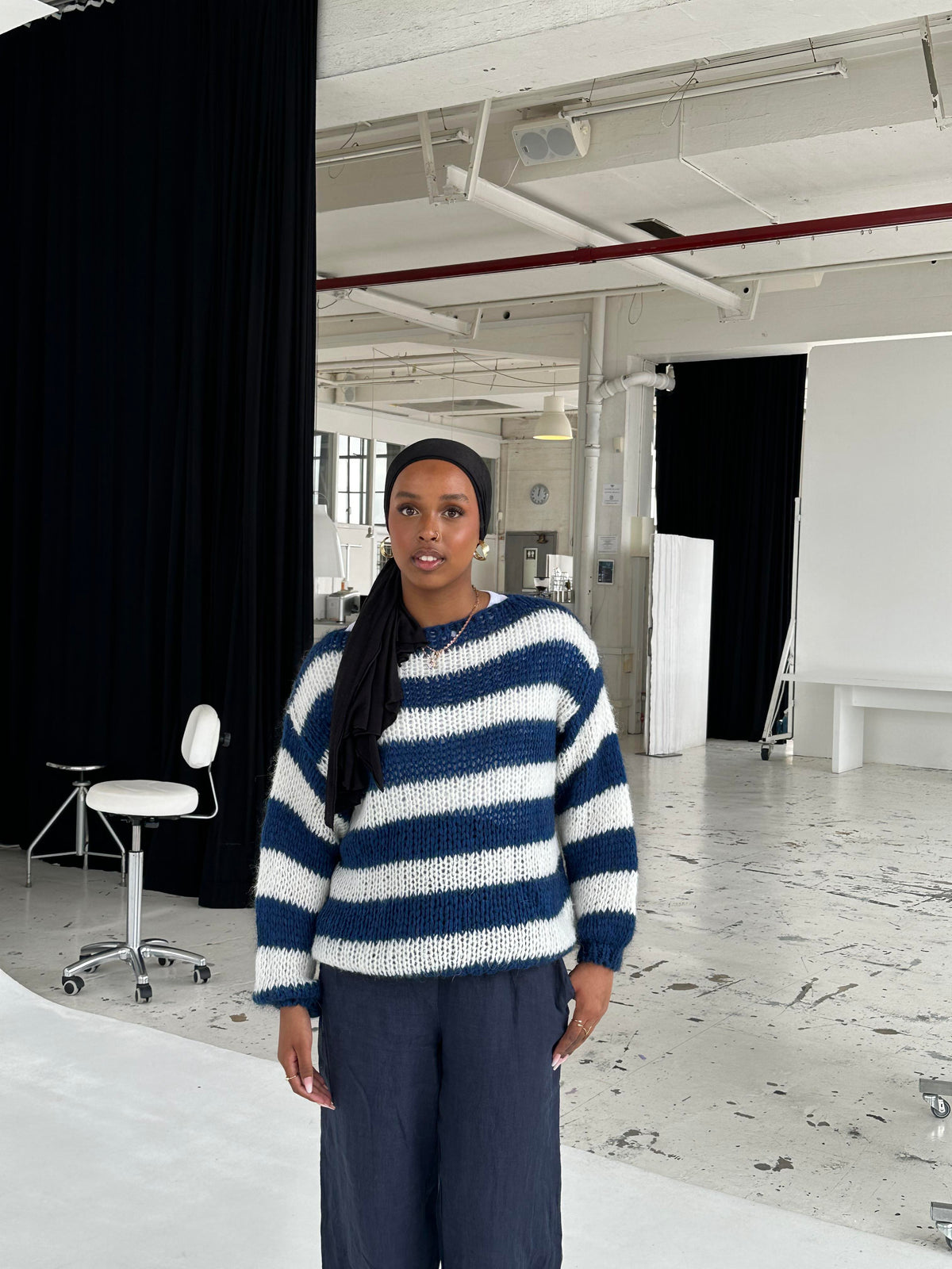 Maglione a maniche lunghe e collo tondo in maglia grossa a righe per donna