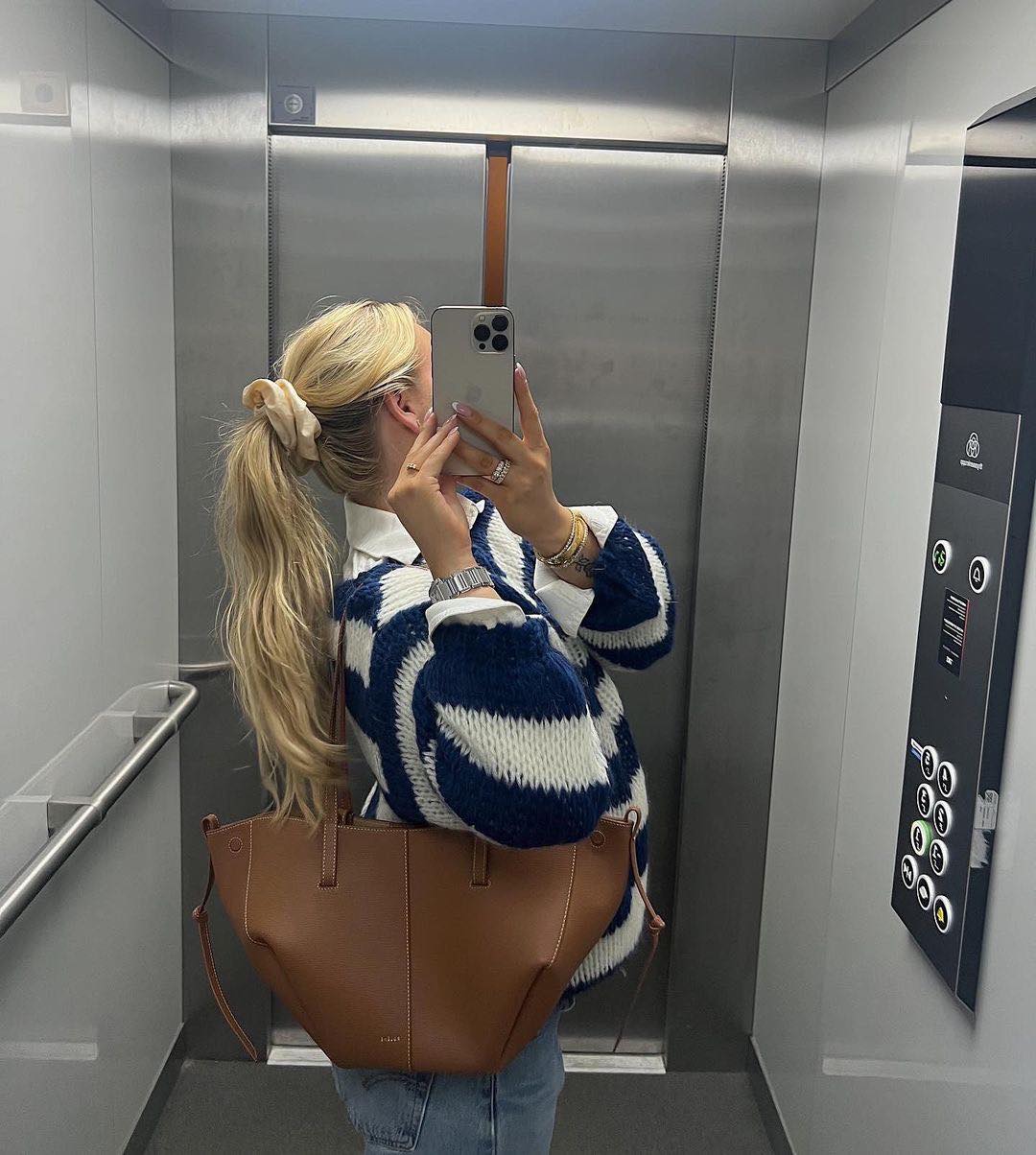Maglione a maniche lunghe e collo tondo in maglia grossa a righe per donna