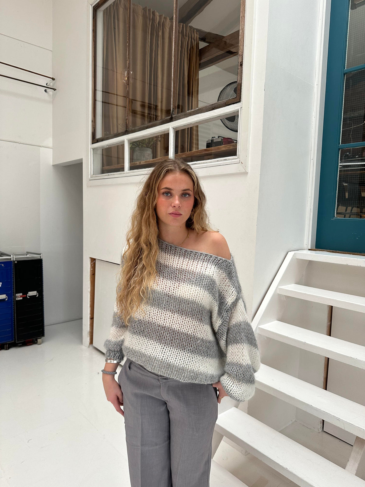 Maglione a maniche lunghe e collo tondo in maglia grossa a righe per donna