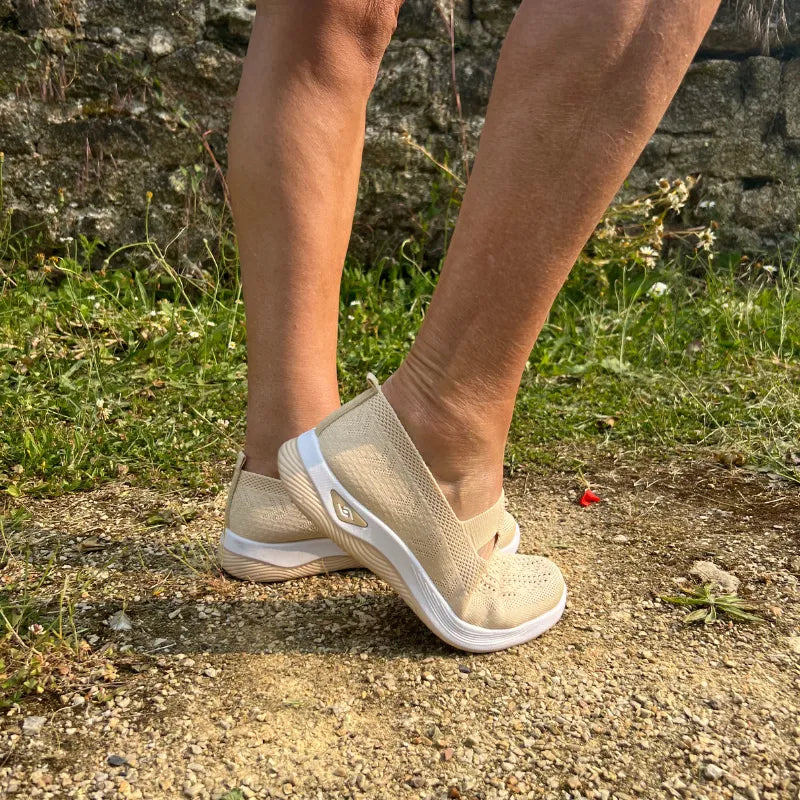 Sneaker comoda e leggera senza lacci in maglia per donna