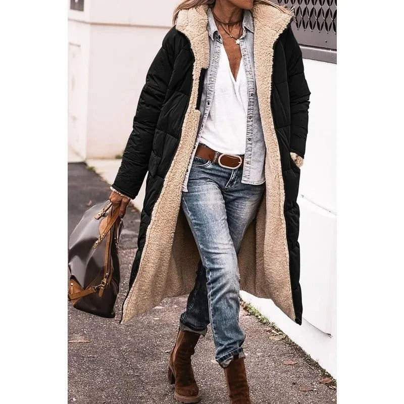 Piumino lungo con cappuccio e fodera in sherpa per donna