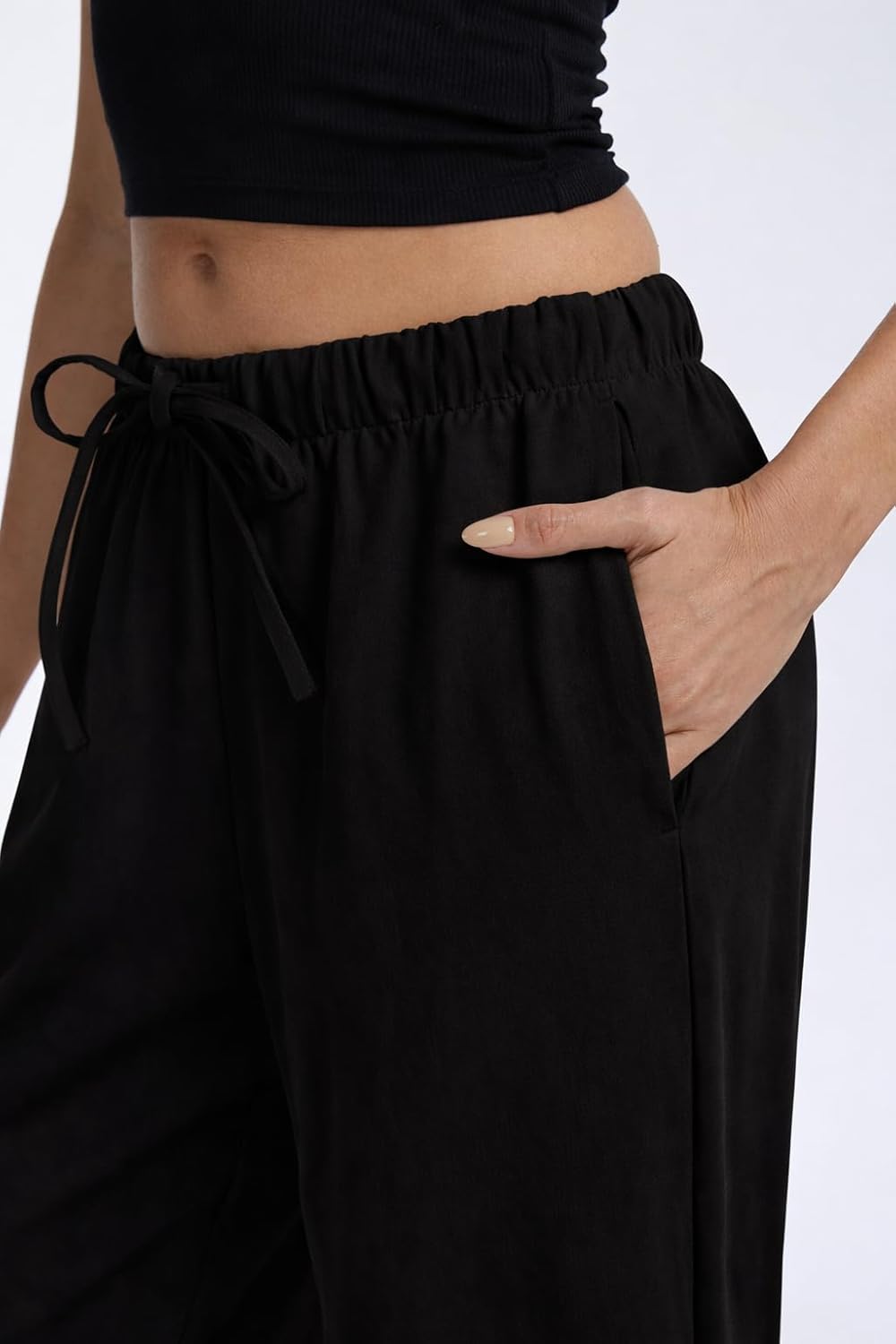 Pantaloni larghi fluidi in crepe per donna