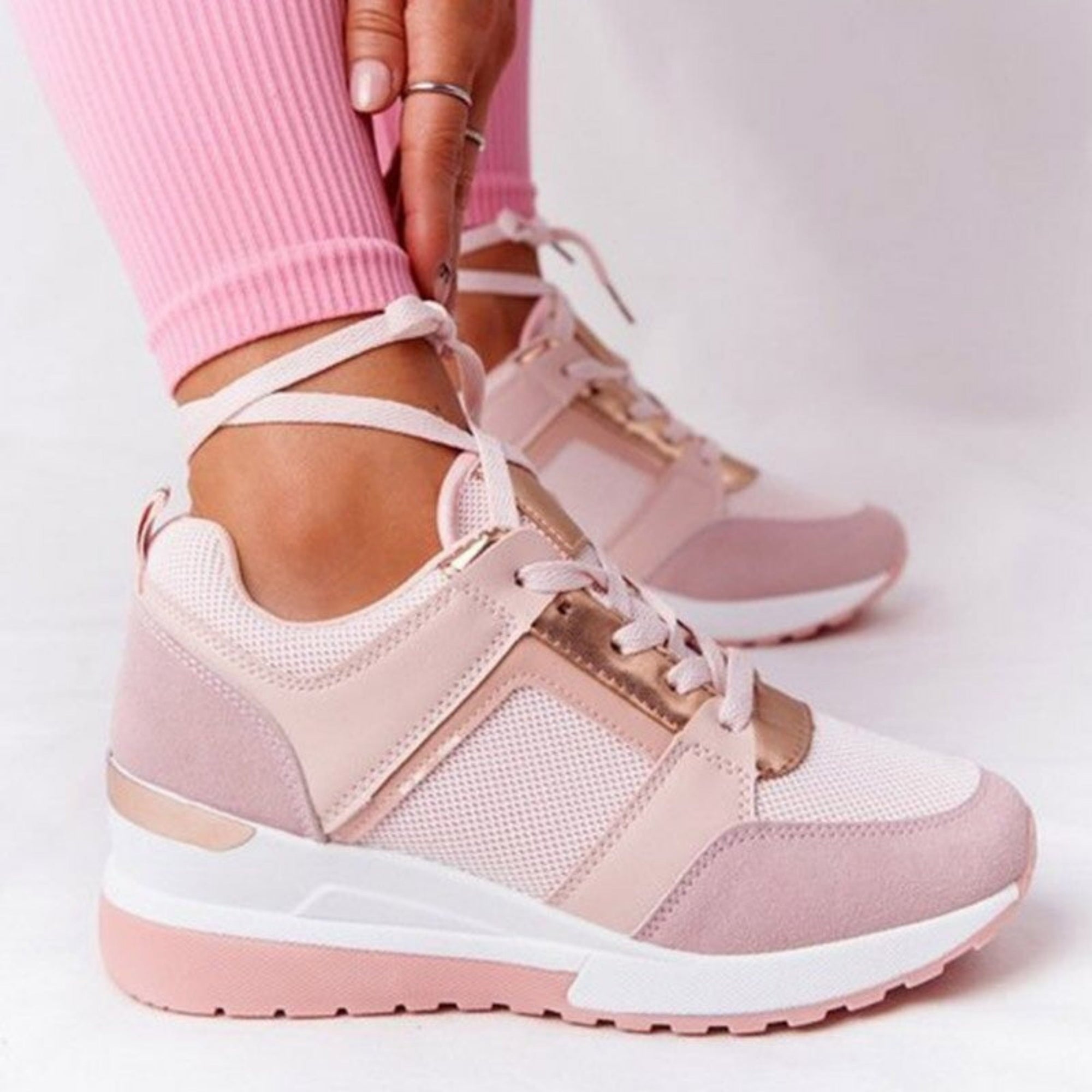 Sneaker con zeppa comfort in similpelle da donna