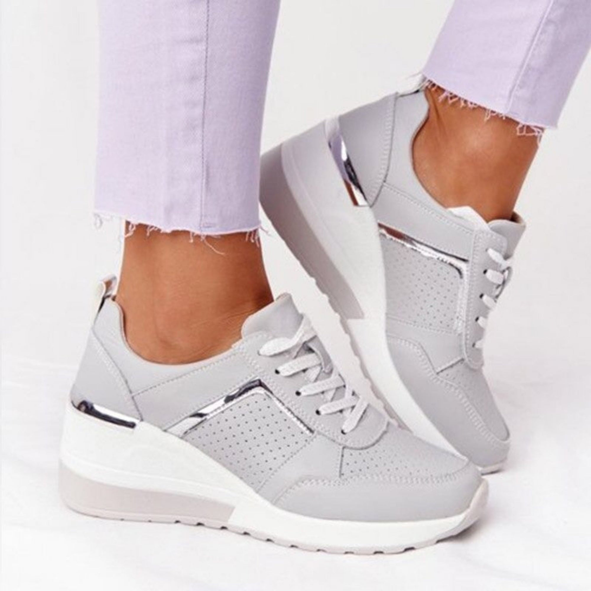 Sneaker con zeppa comfort in similpelle da donna