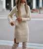 Vestito maglione corto aderente con maniche lunghe e collo alto da donna