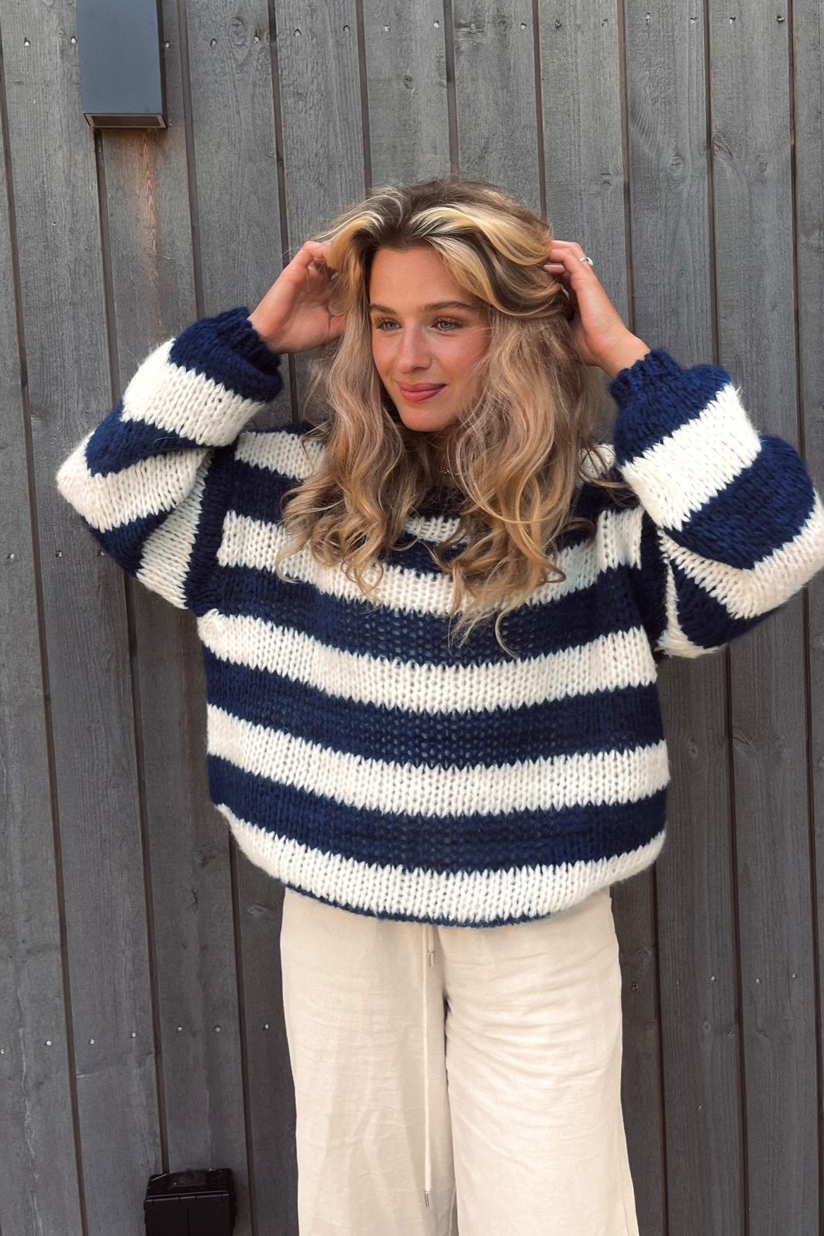 Maglione a maniche lunghe e collo tondo in maglia grossa a righe per donna