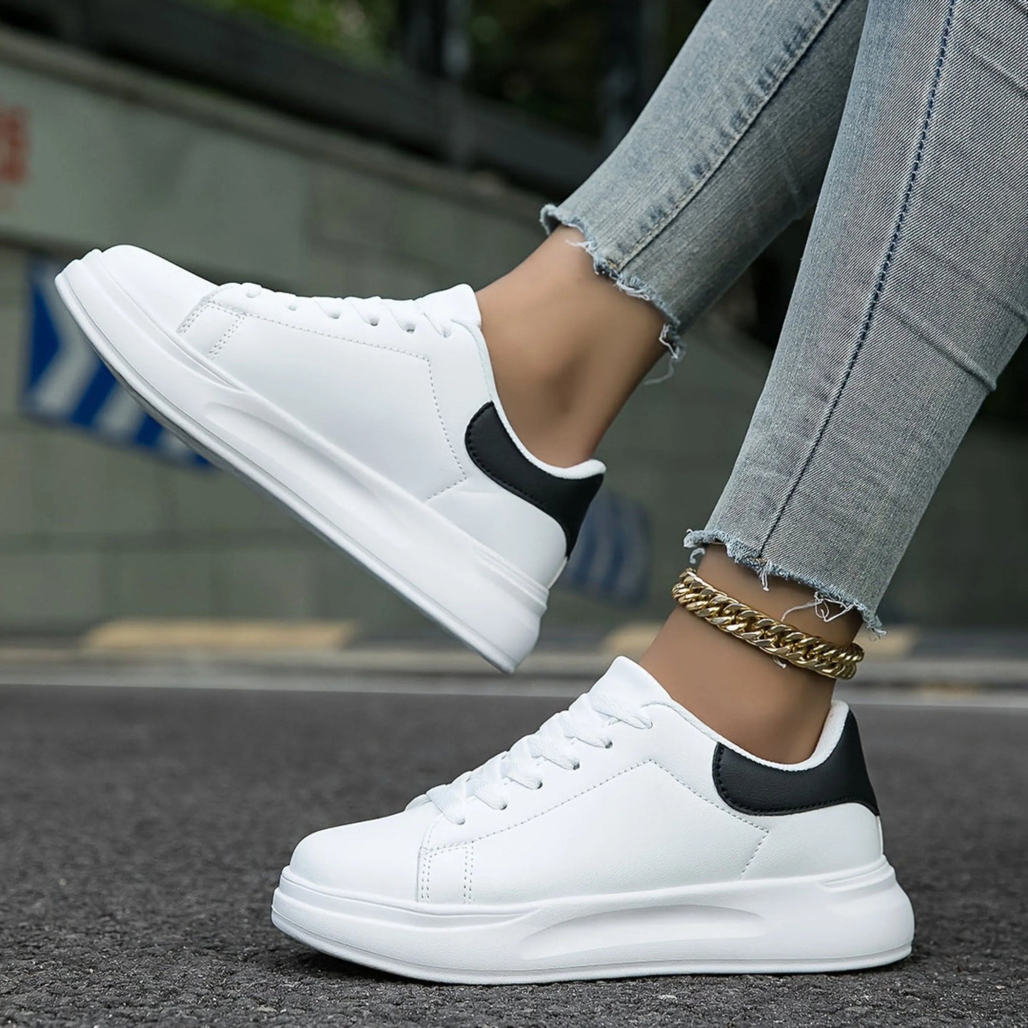 Sneaker Confort con Suola Spessa in Pelle Sintetica per Donna
