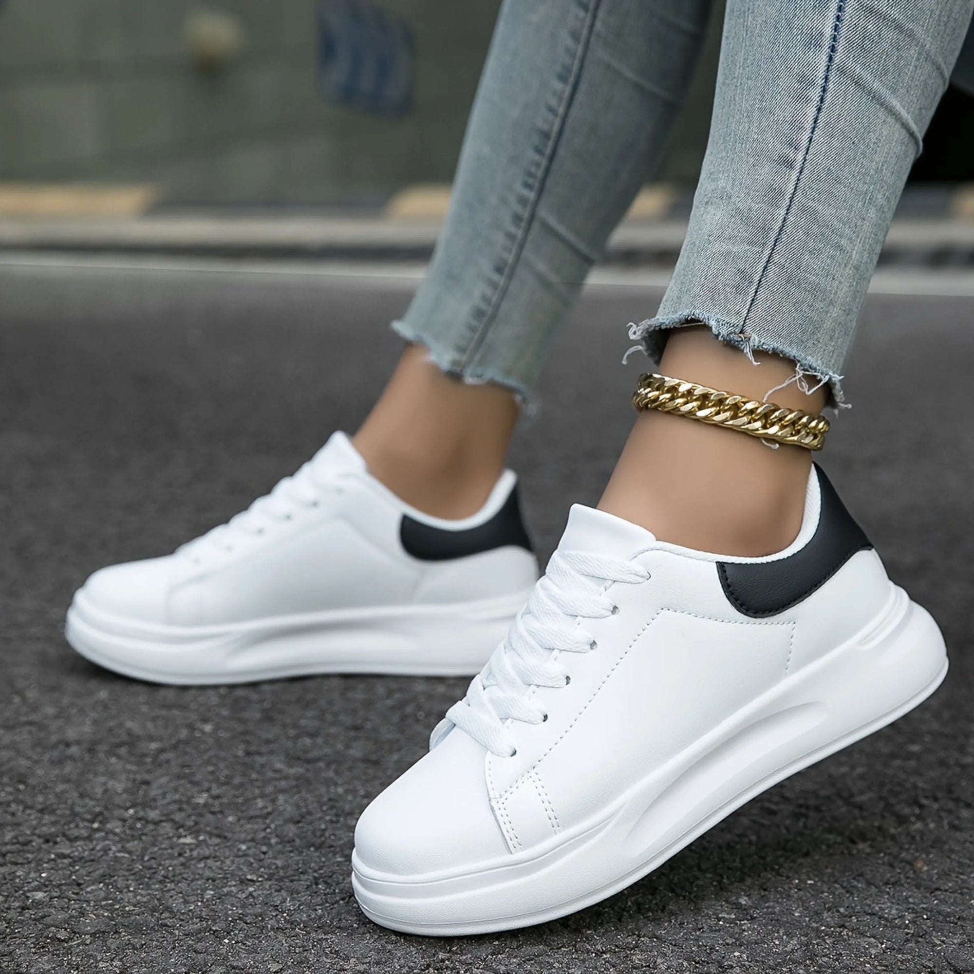 Sneaker Confort con Suola Spessa in Pelle Sintetica per Donna