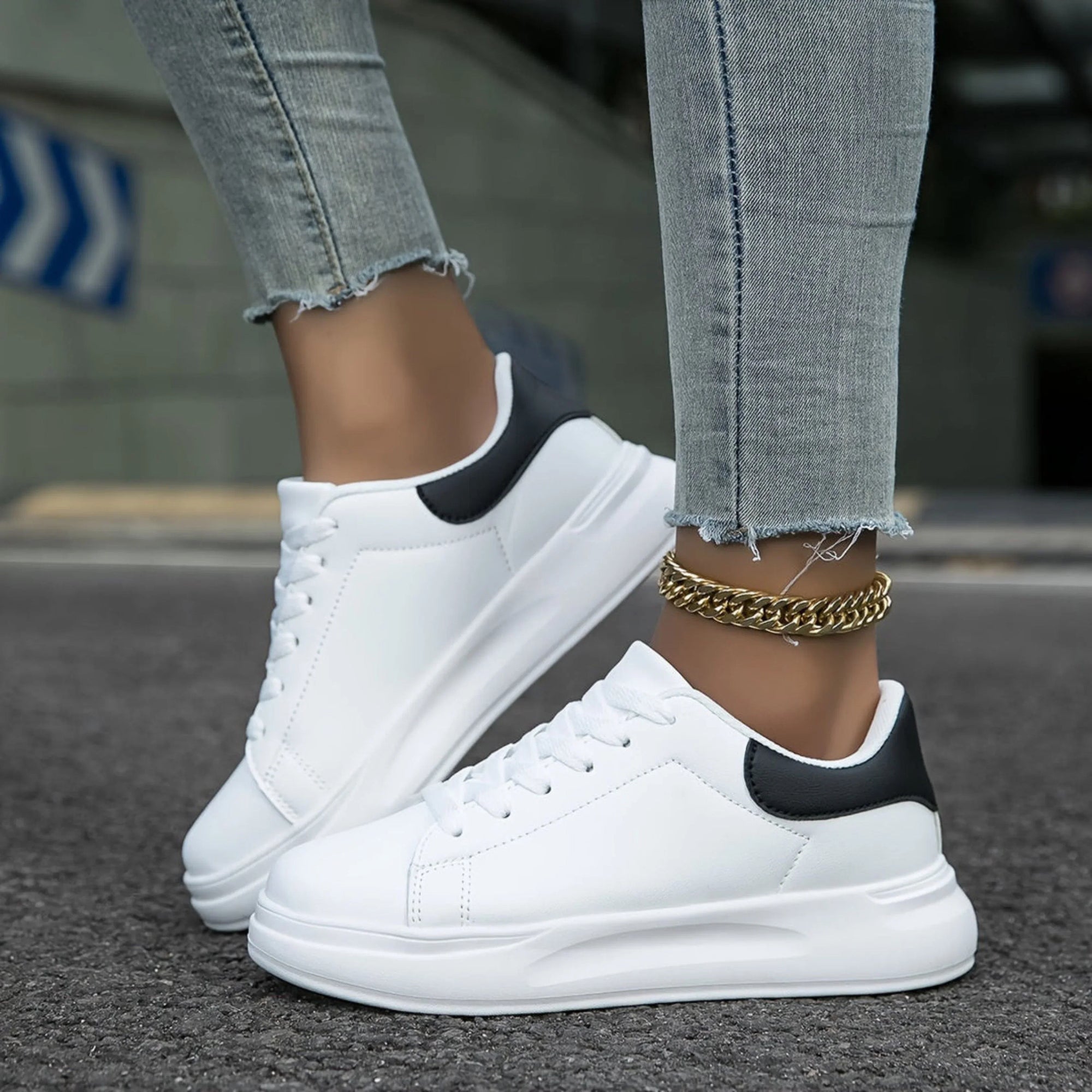 Sneaker Confort con Suola Spessa in Pelle Sintetica per Donna