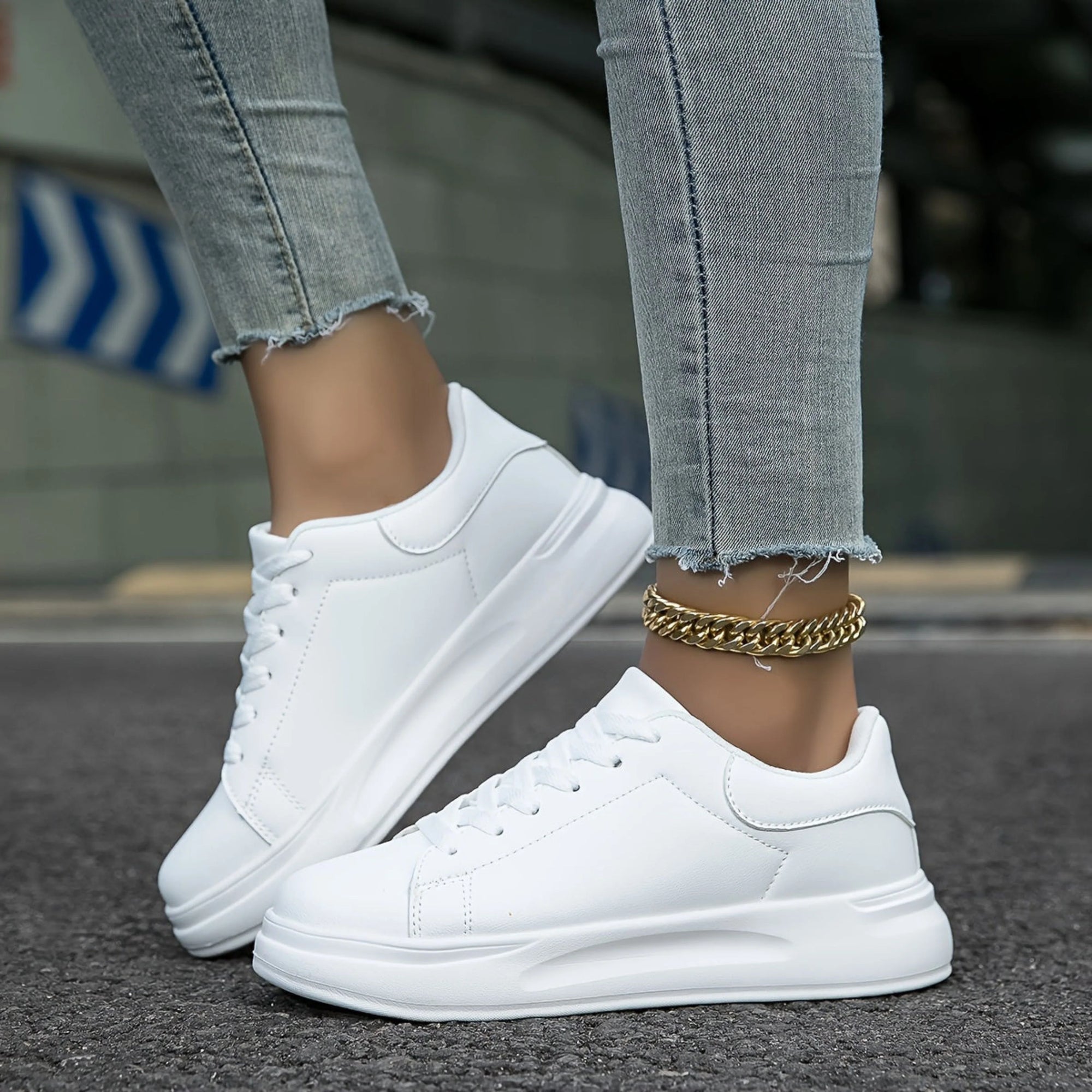 Sneaker Confort con Suola Spessa in Pelle Sintetica per Donna