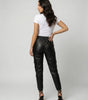 Pantaloni cargo in ecopelle con vita elastica da donna
