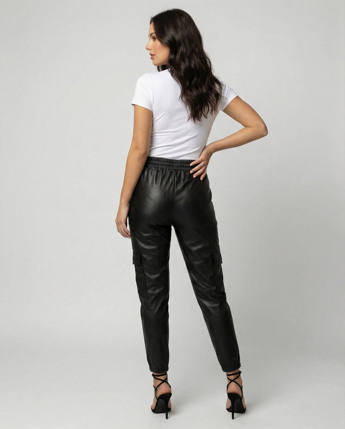 Pantaloni cargo in ecopelle con vita elastica da donna