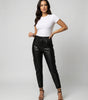 Pantaloni cargo in ecopelle con vita elastica da donna