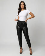 Pantaloni cargo in ecopelle con vita elastica da donna