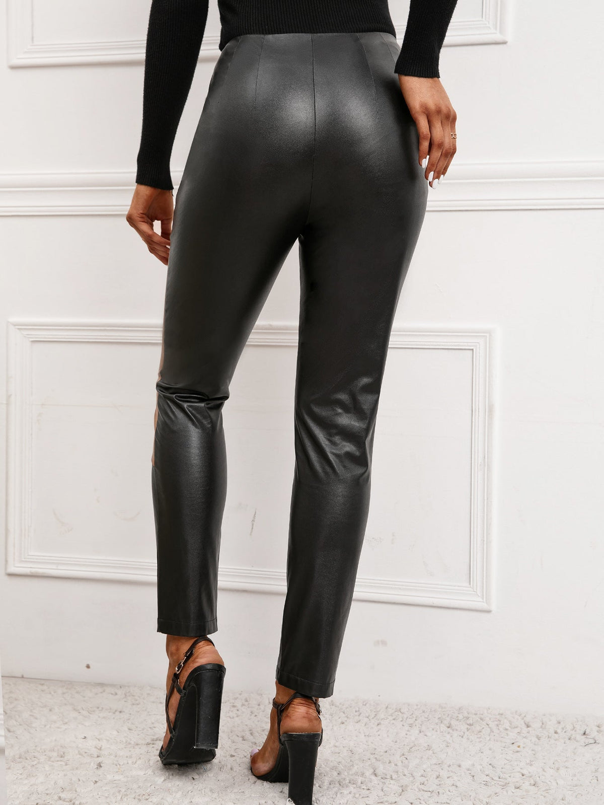Pantaloni a vita alta in similpelle a taglio slim da donna  