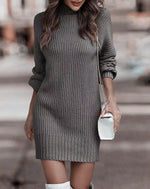 Vestito maglione corto aderente a maniche lunghe e collo alto per donna