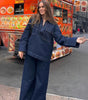 Pantaloni larghi e lunghi in denim con cuciture a vista da donna