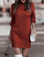 Vestito maglione corto aderente a maniche lunghe e collo alto per donna