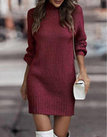 Vestito maglione corto aderente a maniche lunghe e collo alto per donna