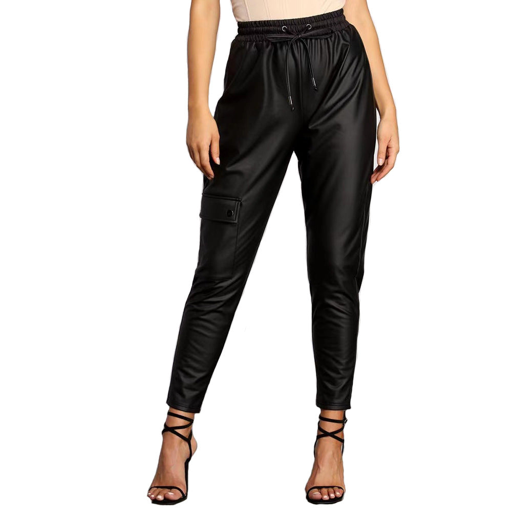 Pantaloni cargo in ecopelle con vita elastica da donna