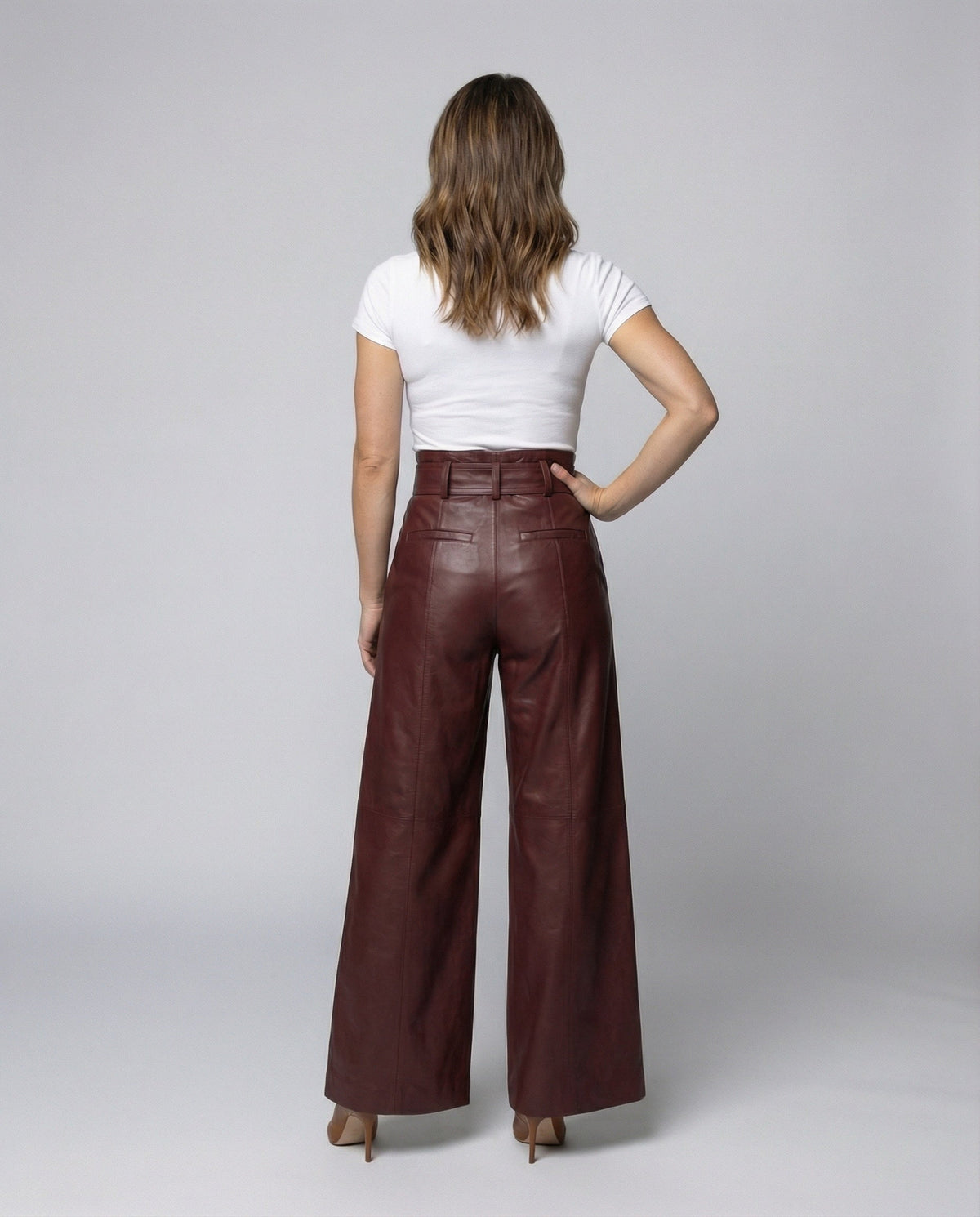 Pantaloni larghi a vita alta in ecopelle con cintura da donna