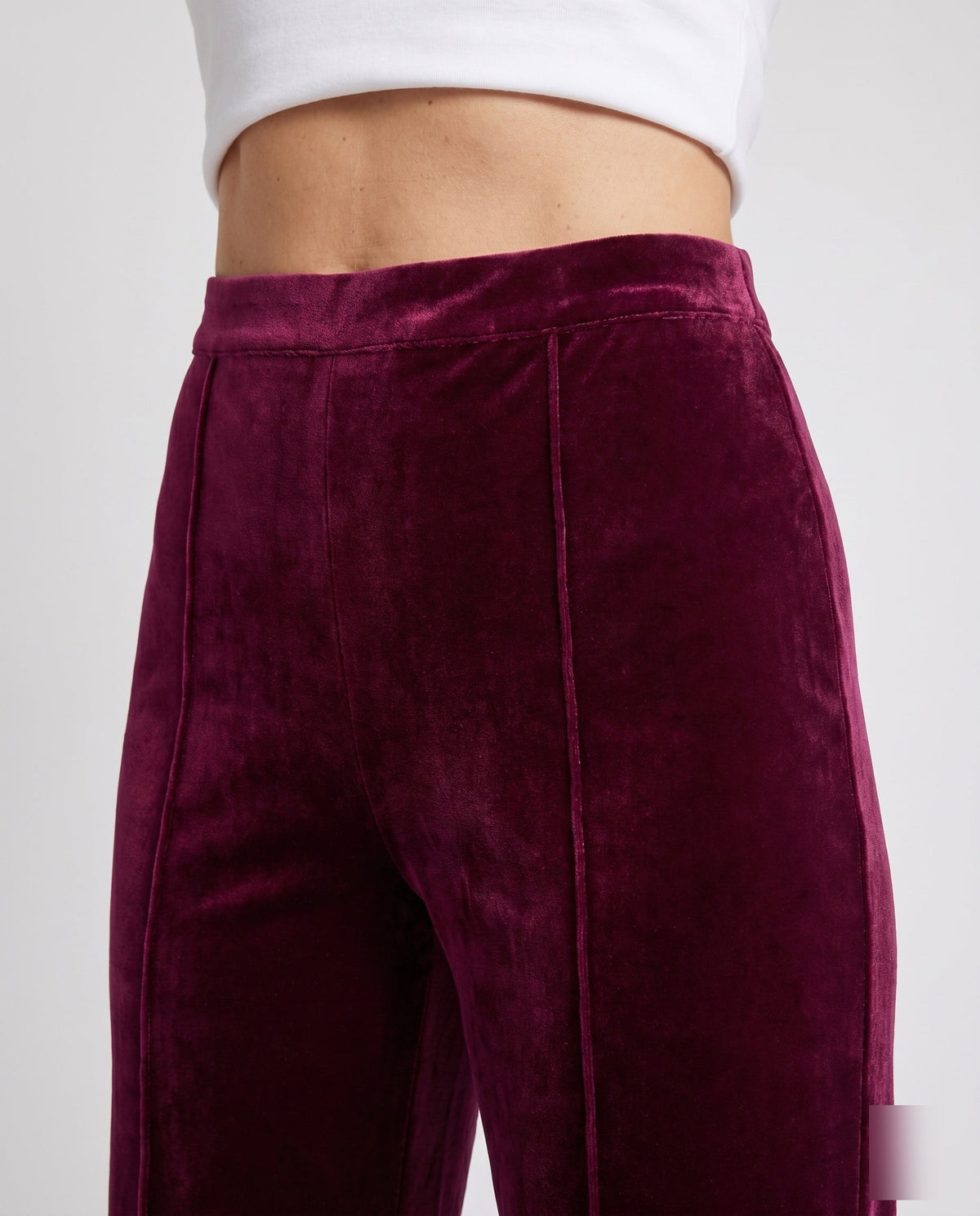 Pantaloni in velluto a vita alta con taglio svasato da donna