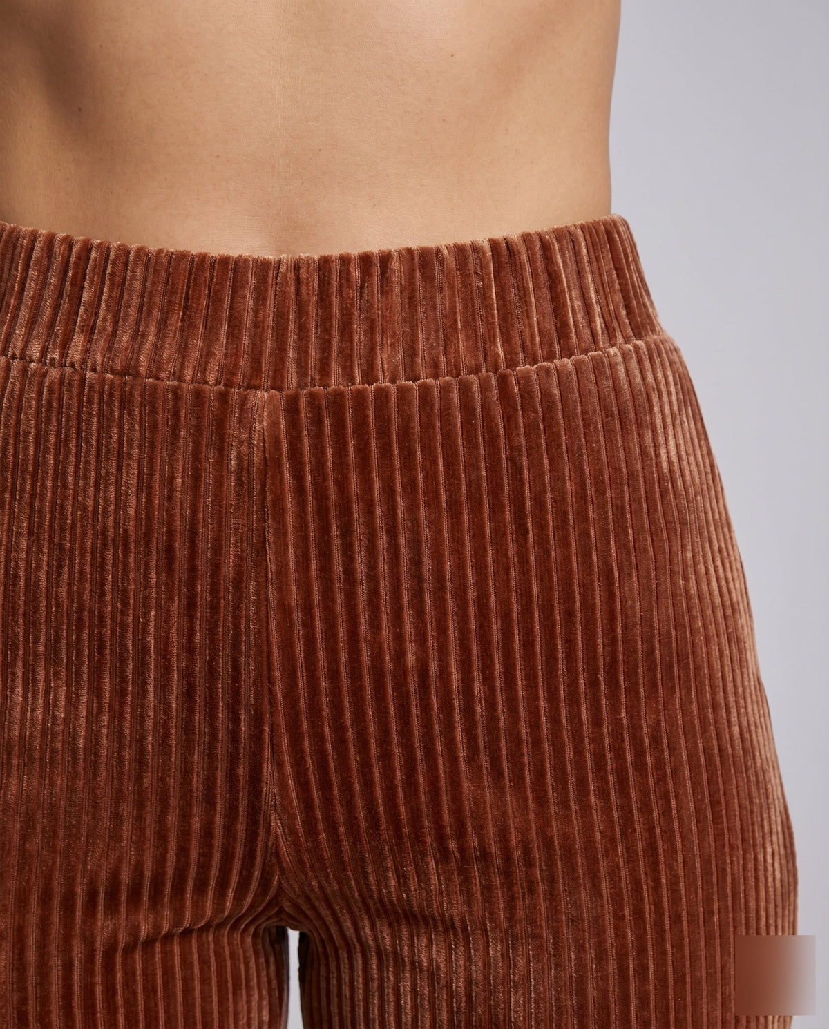 Pantaloni a vita alta in velluto a coste con taglio svasato da donna