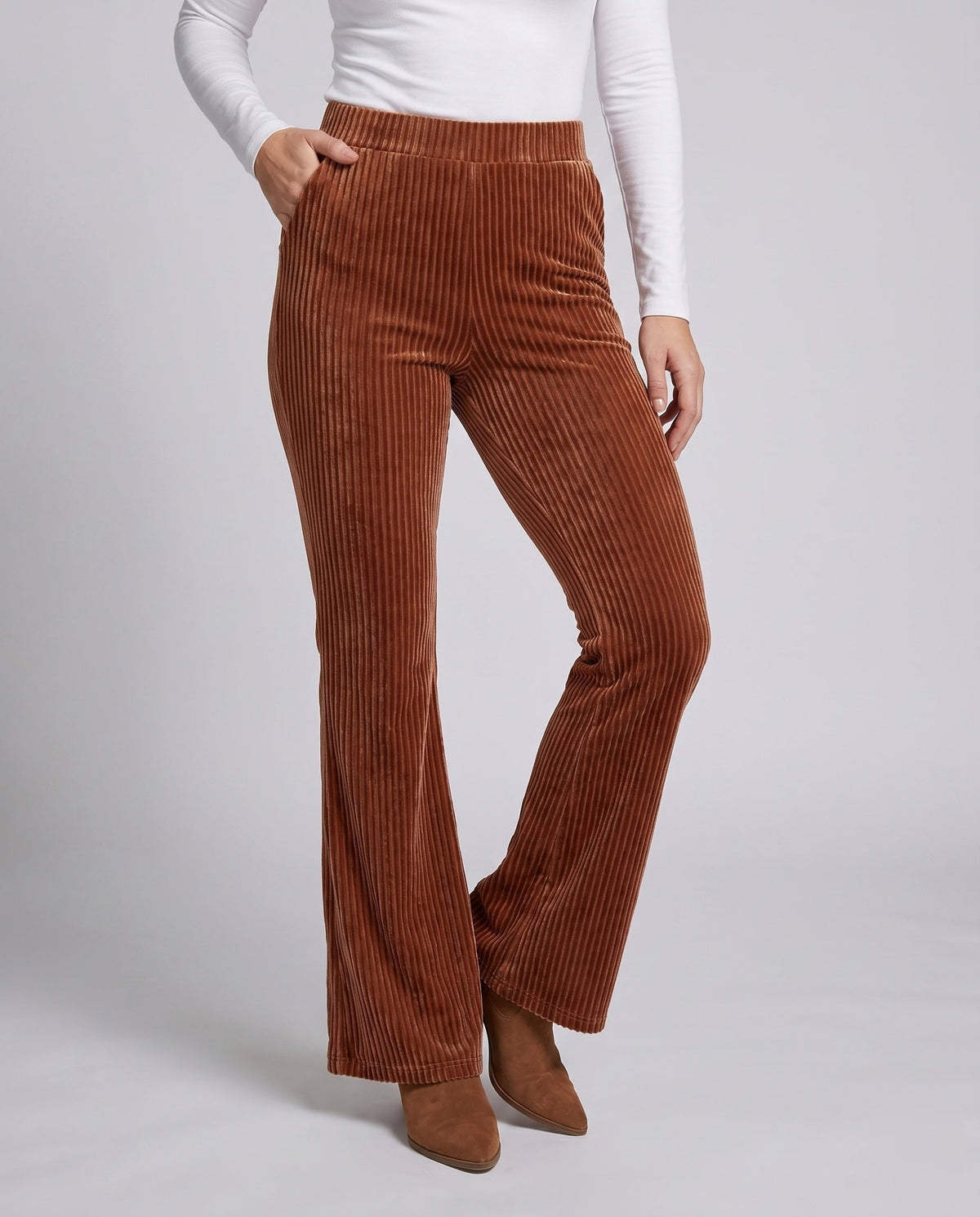 Pantaloni a vita alta in velluto a coste con taglio svasato da donna