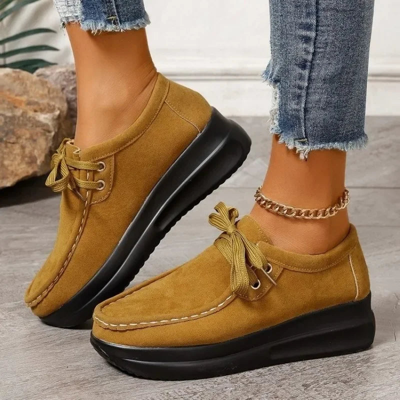 Mocassino Confort con Lacci e Suola Platform in Camoscio per Donna