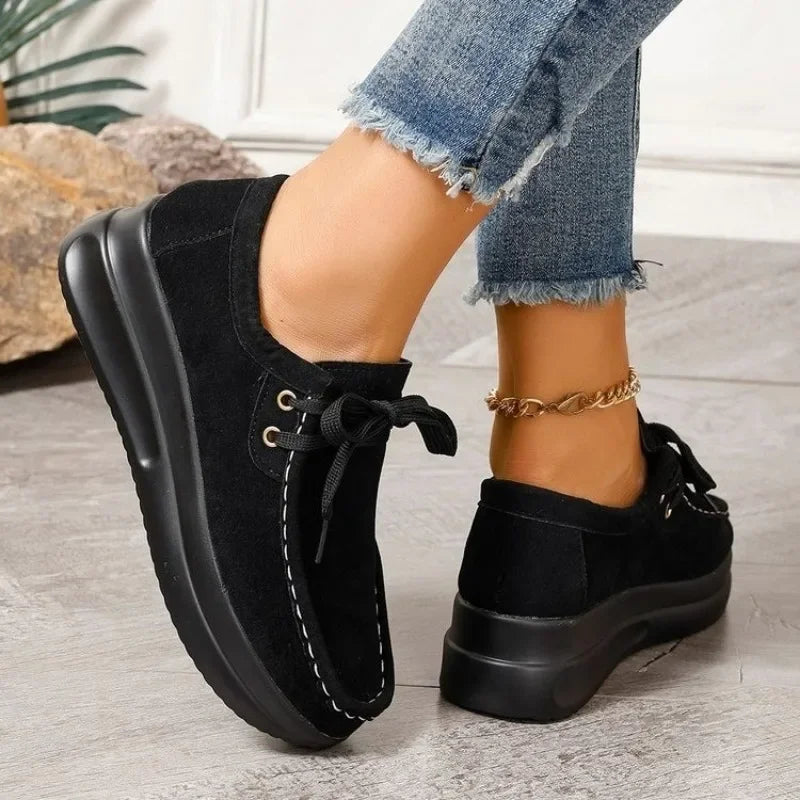 Mocassino Confort con Lacci e Suola Platform in Camoscio per Donna