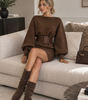 Vestito maglione corto in maglia con cintura e maniche a sbuffo da donna