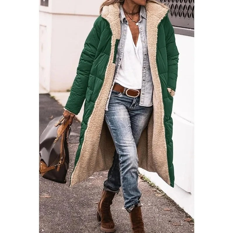 Piumino lungo con cappuccio e fodera in sherpa per donna