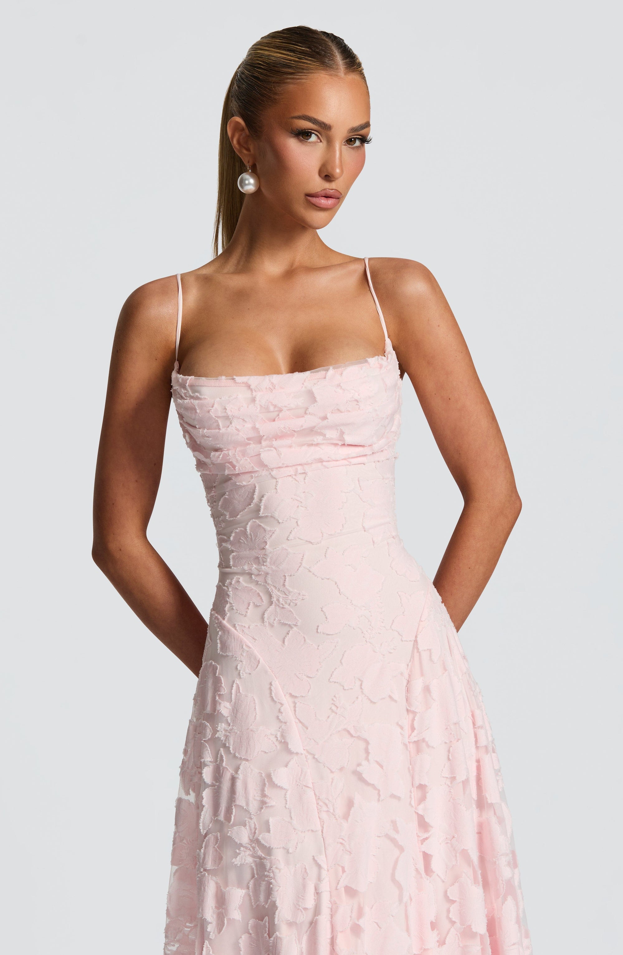 Abito lungo drappeggiato con motivo floreale e spalline per donna | Ideale per le uscite