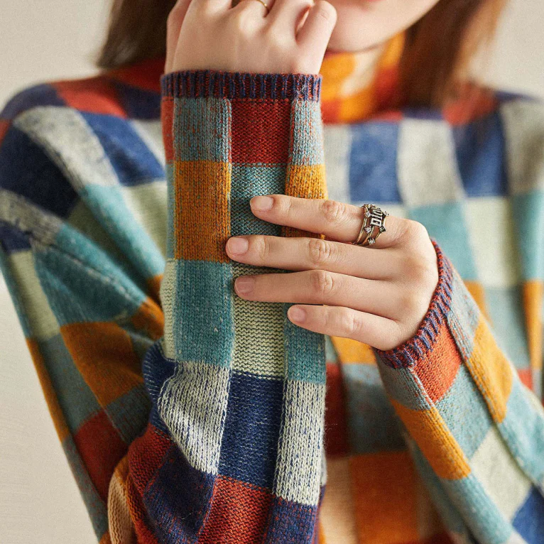 Maglione oversize a quadri con collo alto per donna