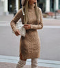 Vestito maglione corto aderente con maniche lunghe e collo alto da donna