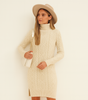 Vestito maglione corto aderente con maniche lunghe e collo alto da donna