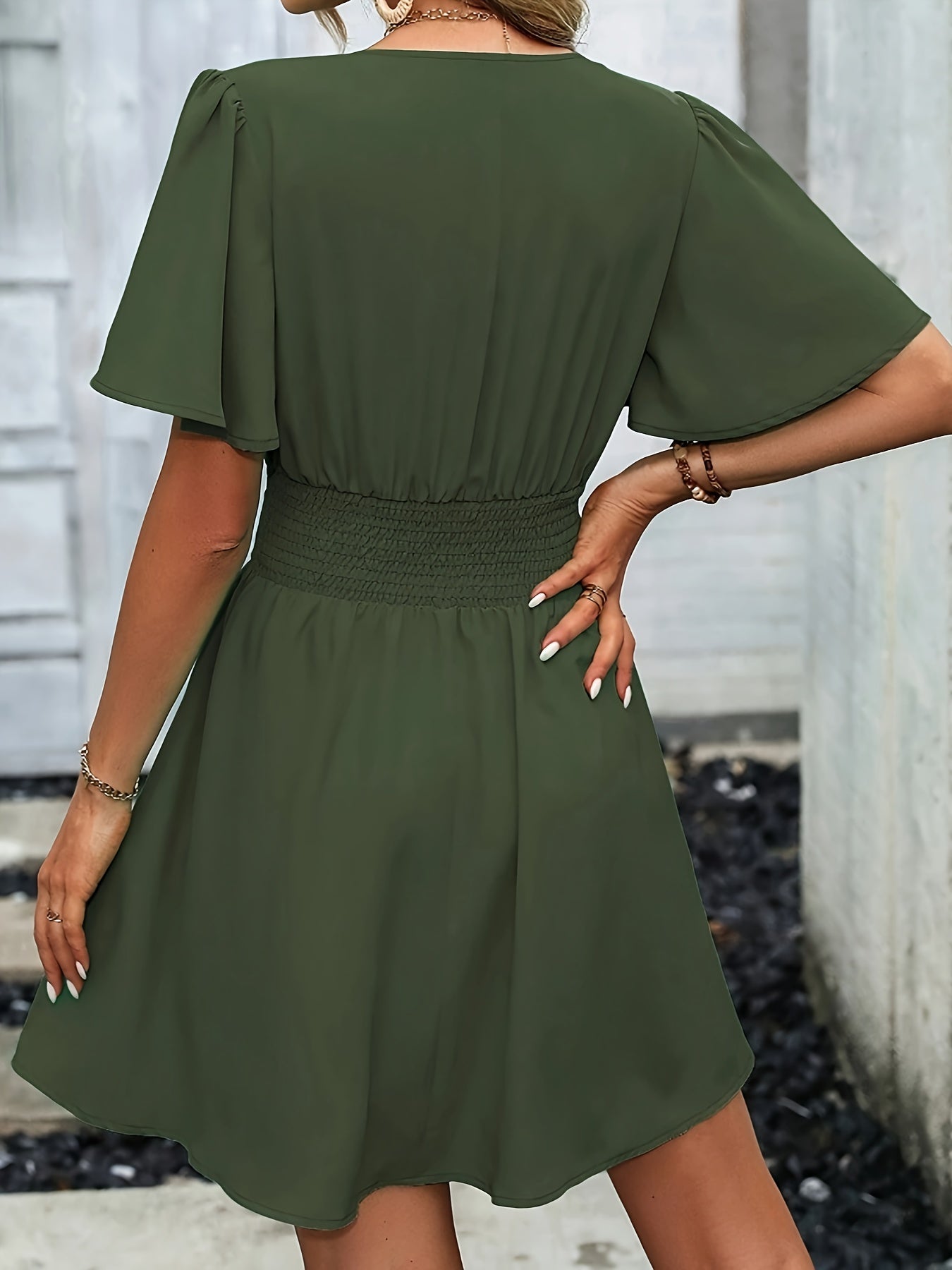 Robe à décolleté en V et manches à volants pour Femmes - Emilia Lane