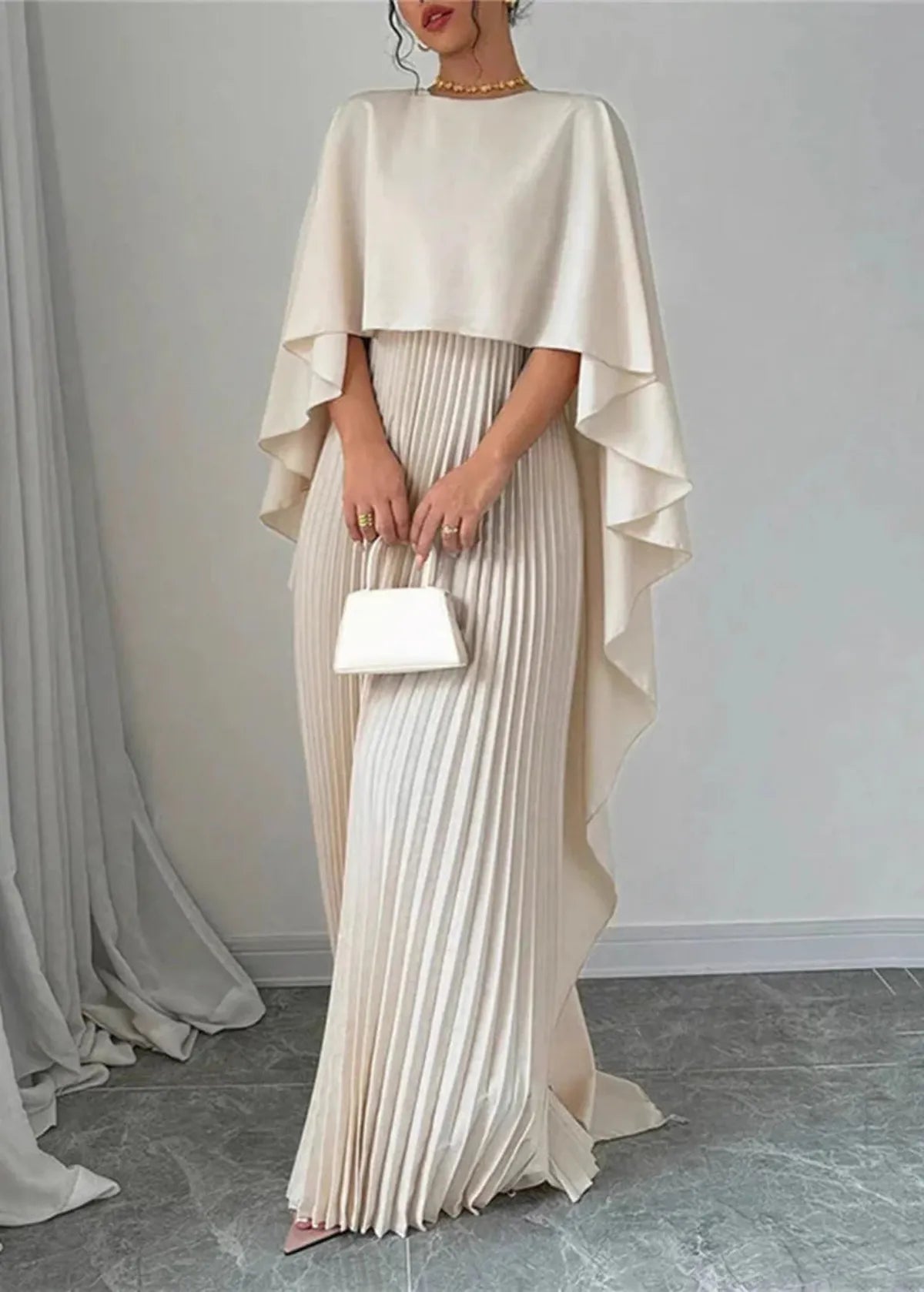 Robe Maxi avec Cape Plissée pour Femme - Emilia Lane