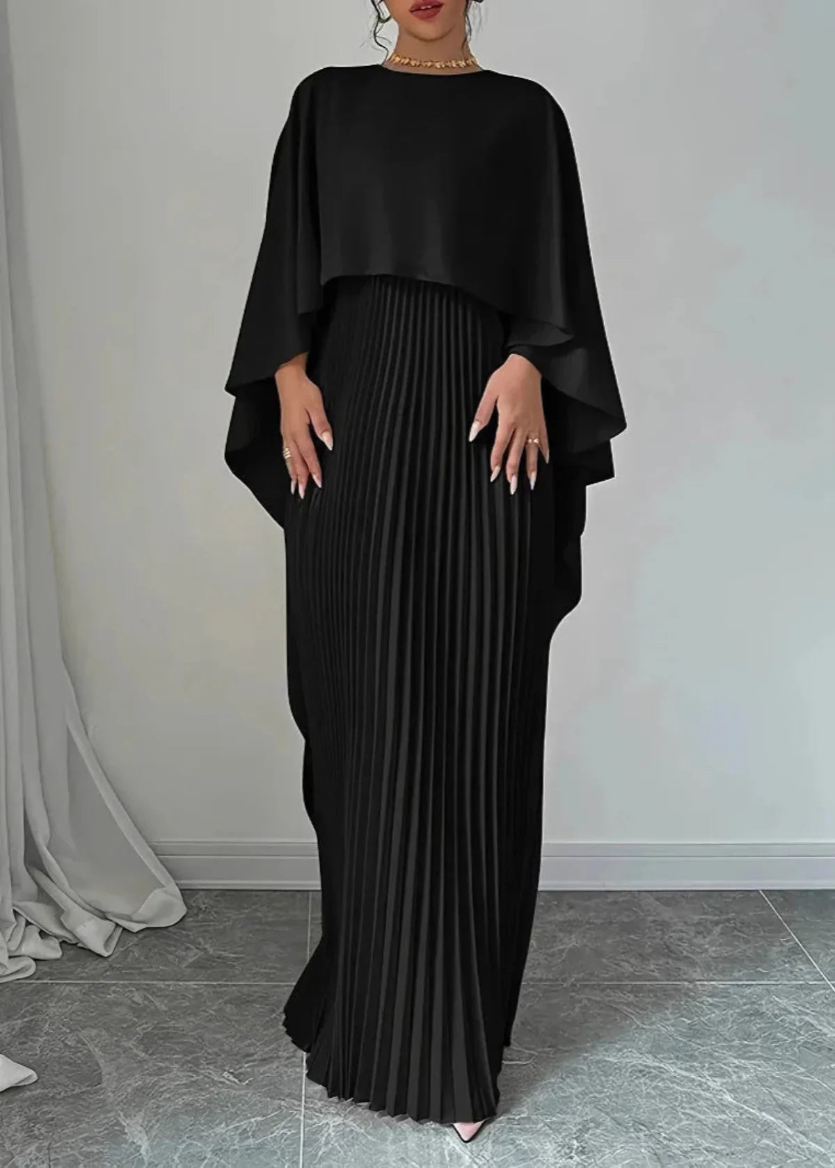 Robe Maxi avec Cape Plissée pour Femme - Emilia Lane