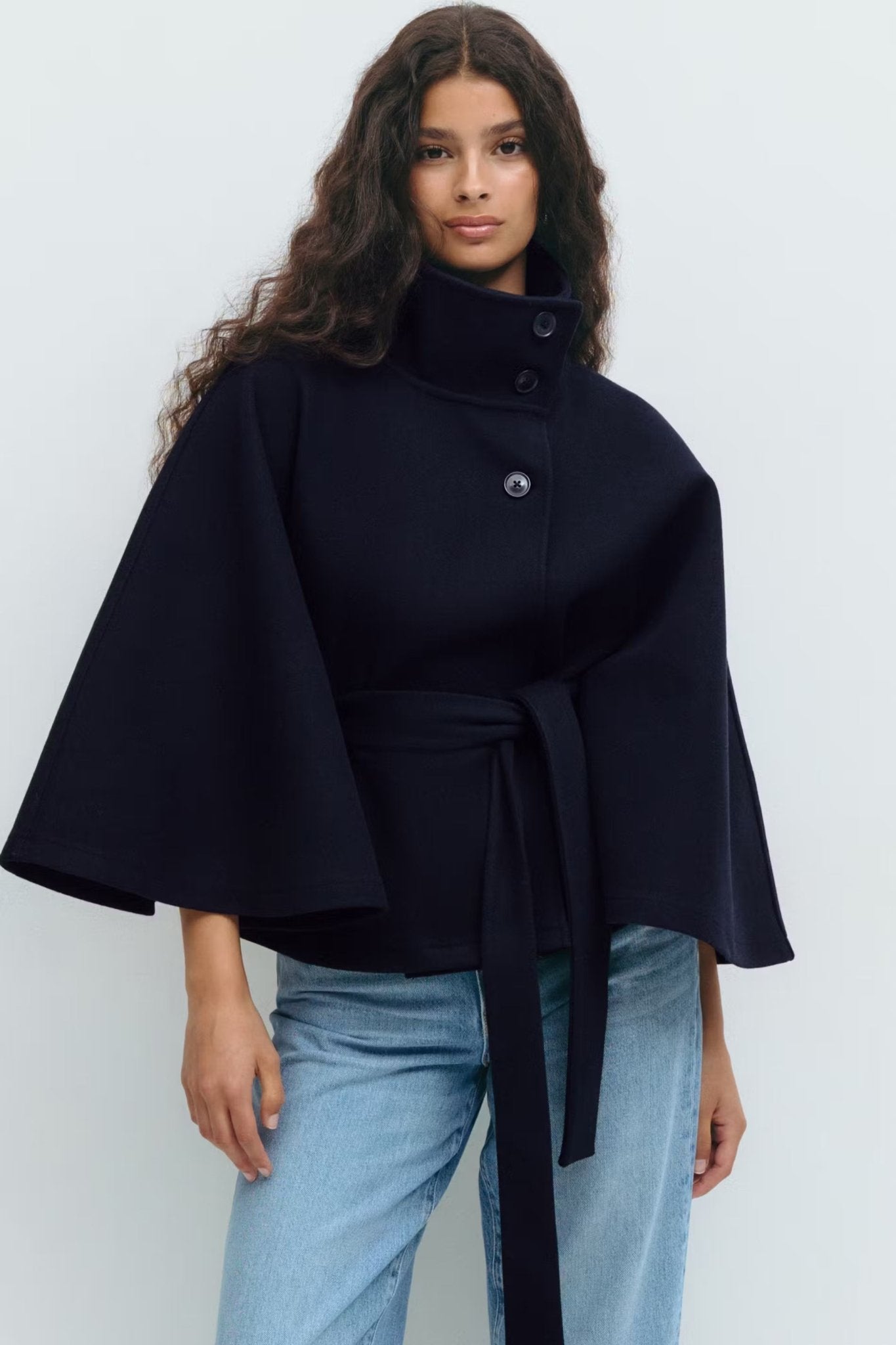 Veste Cape Courte à Col Montant pour Femme - Emilia Lane