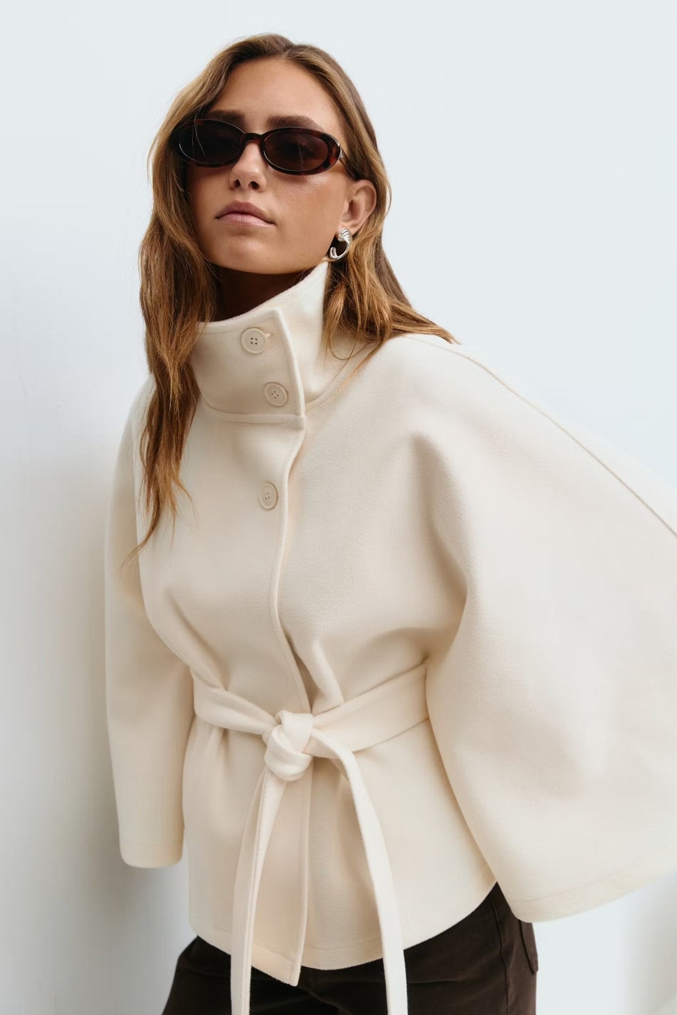 Veste Cape Courte à Col Montant pour Femme - Emilia Lane