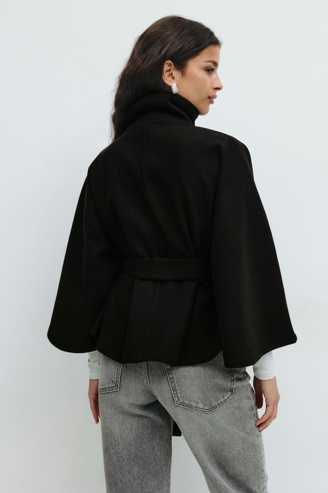 Veste Cape Courte à Col Montant pour Femme - Emilia Lane